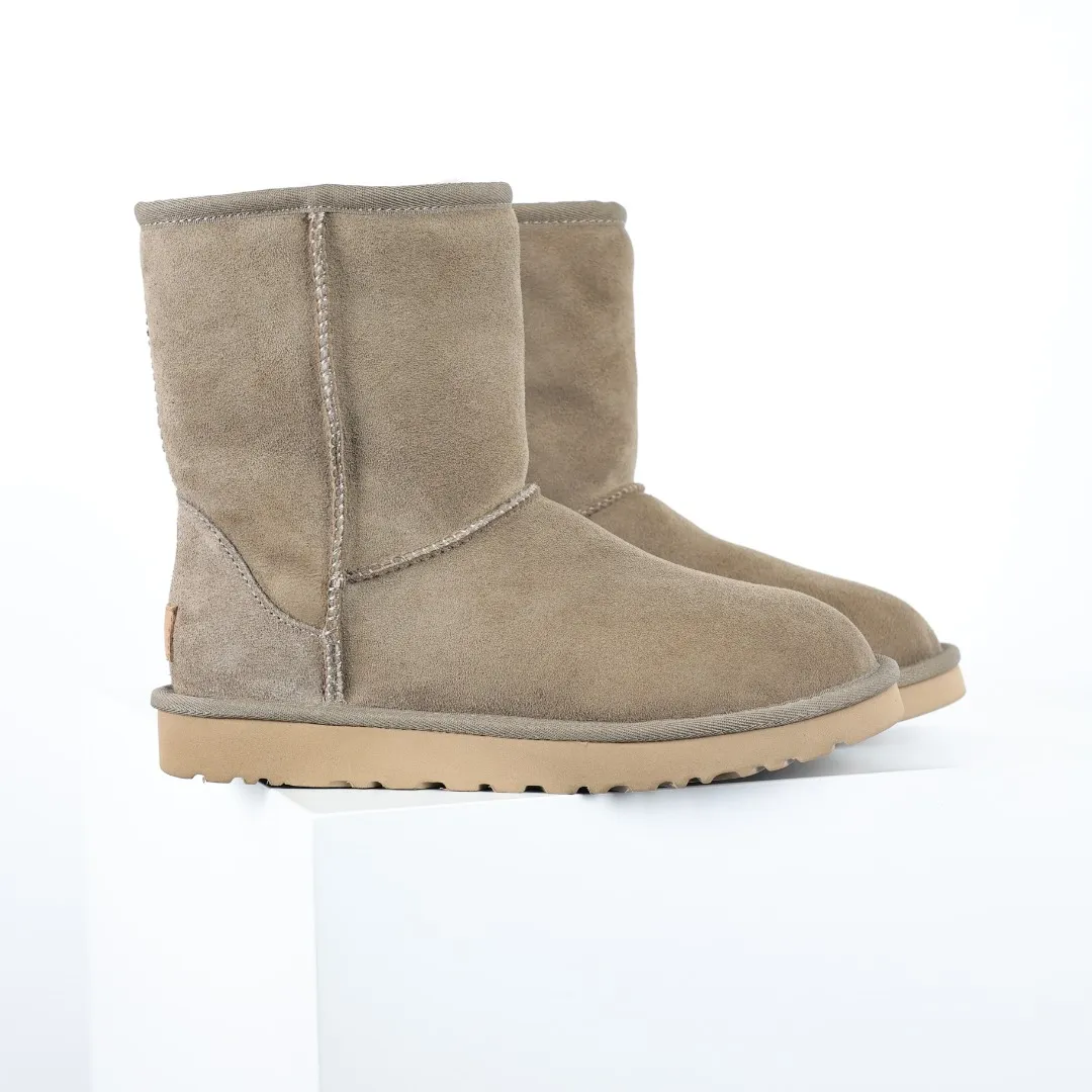Pick up locally 💰600 Core recommended good price Cashmere insoles are a very suitable choice for keeping warm in winter and at home. In the new year, uug launched a series of styles, which are partially geared towards the preferences of young consumers and have also moved to the forefront of fashion trends. Shoe body material Water-repellent coated suede upper 17mm UGGPURE™ implanted wool insole Lightweight non-slip comfortable rubber outsole With brand LOGO Trademark Comes with a full set of packaging Size: 35 36 37 38 39 40